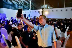 DENGAR SUARA BELIA: Encik Edwin Tong bergambar bersama anak muda di Dialog Belia Nasional yang diadakan di National Gallery. 
