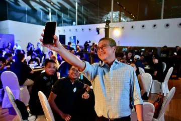 DENGAR SUARA BELIA: Encik Edwin Tong bergambar bersama anak muda di Dialog Belia Nasional yang diadakan di National Gallery. 