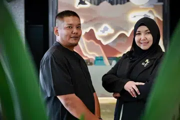 Muhammad Farhan Fauzi (kiri) dan Nur Azlinda Zulkifli, dua bekas pesalah dan bekas penagih dadah yang berjaya mengubah kehidupan mereka.