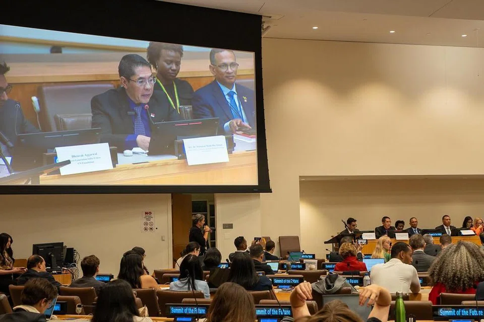 Menteri di Pejabat Perdana Menteri yang juga Menteri Kedua Pendidikan merangkap Ehwal Luar, Dr Mohamad Maliki Osman (kiri di layar), memberi ucapan dalam acara sampingan Perbahasan Pleno Sidang Puncak Masa Hadapan (SOTF) di New York pada 21 September.