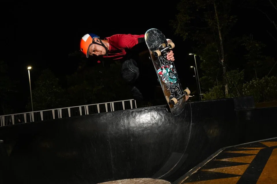 Atlet luncur selaju terkenal di Singapura, Muhammad Farris Abdul Rahman, bangkit daripada kecederaan selama tujuh tahun dan bakal membuat penampilan sulungnya di pentas Sukan SEA pada Disember 2025 di Thailand.