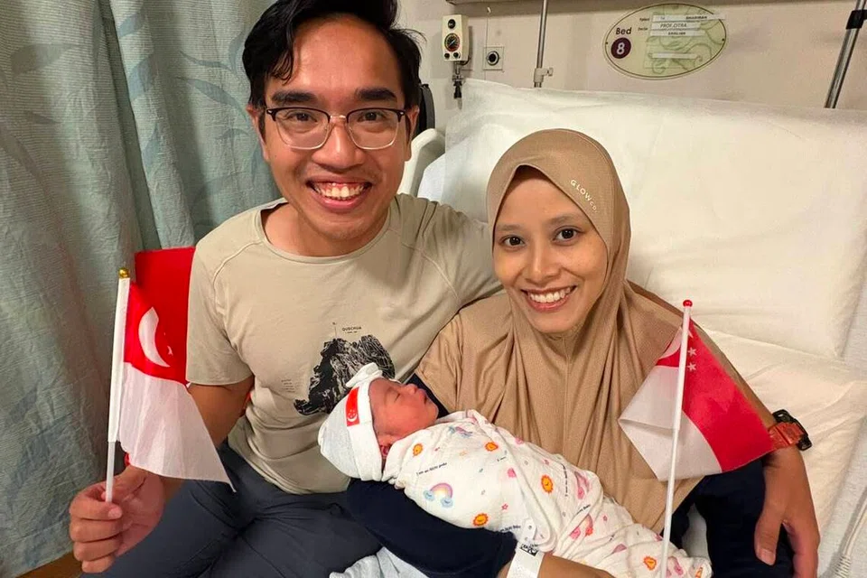 Cik Shabirah Mohd Sidek dan Encik Ismail Sulaiman bersama anak mereka yang keempat, yang dilahirkan pada 12.54 pagi 9 Ogos.