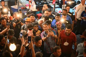 BERHARAP: Encik Khairy berharap BN dapat melepasi garisan untuk membentuk kerajaan selepas rakyat Malaysia keluar mengundi esok.