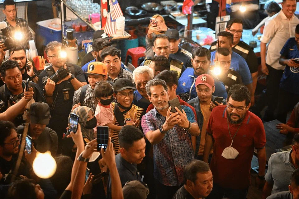 BERHARAP: Encik Khairy berharap BN dapat melepasi garisan untuk membentuk kerajaan selepas rakyat Malaysia keluar mengundi esok.