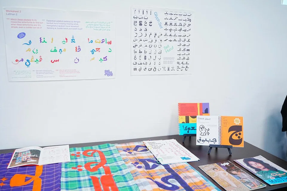 Karya seni menggunakan jawi sebagai inspirasi dihasilkan oleh graduan pelajar seni dari pelbagai universiti dipamerkan di Simposium Jawi Serantau Temasek 2025. 