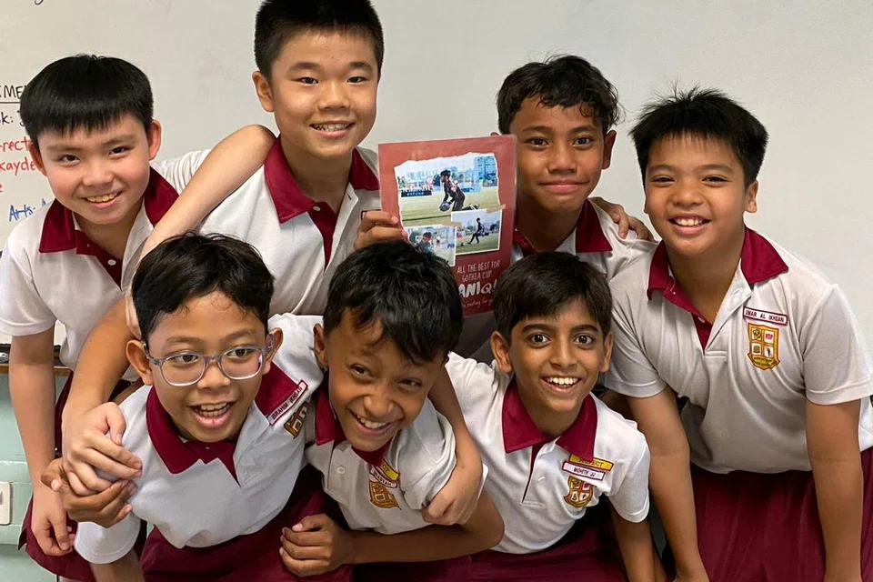 Aniq Shawqi Nor Azri (kedua dari kanan di belakang) bersama rakan-rakannya.