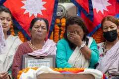 Ahli keluarga berkabung semasa perhimpunan penghormatan di Kathmandu, Nepal, 16 September 2025. Protes yang bermula pada 8 September 2025 dan digerakkan golongan belia Generasi Z bagi menentang rasuah serta larangan media sosial oleh pemerintah bertukar ganas dan mengorbankan sekurang-kurangnya 72 orang termasuk anggota polis. 