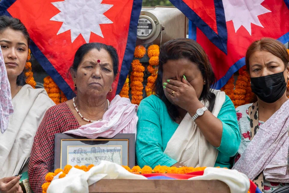 Ahli keluarga berkabung semasa perhimpunan penghormatan di Kathmandu, Nepal, 16 September 2025. Protes yang bermula pada 8 September 2025 dan digerakkan golongan belia Generasi Z bagi menentang rasuah serta larangan media sosial oleh pemerintah bertukar ganas dan mengorbankan sekurang-kurangnya 72 orang termasuk anggota polis. 