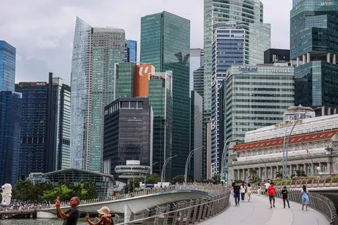 Sebilangan pakar ekonomi percaya dasar kewangan Singapura mungkin mula dilonggarkan menjelang Julai.