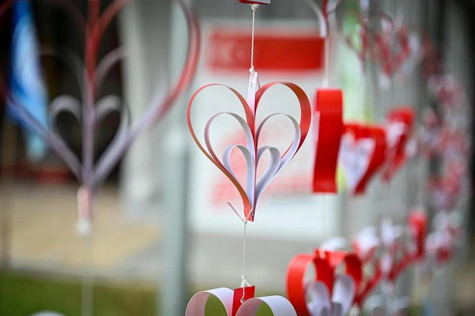 RASA CINTA KEPADA NEGARA: Hiasan berbentuk hati menghiasi laluan menuju ke Blok 787 Choa Chu Kang North 6, menjelang Hari Kebangsaan.