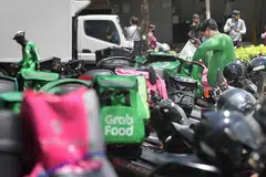 PERKUKUH KEBAJIKAN: Para pekerja 'gig' ini akan terus wujud, lantas terdapat keperluan untuk perbaiki kebajikan mereka. - Foto fail