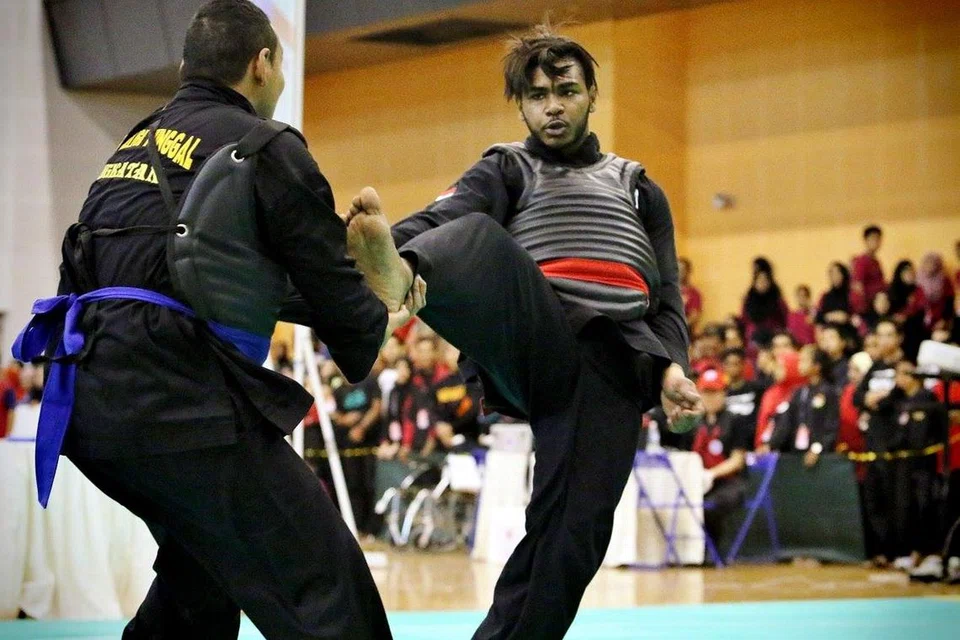 TENANG TUNDUKKAN LAWAN: Sheik Farhan (kanan) memulakan 2016 dengan kemenangan di Kejohanan Pencak Silat Kebangsaan ke-40.