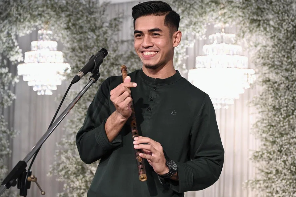 TIUPAN MERDU: Peniup seruling Eman Zikri buat pertama kali bertemu peminat di Singapura dan menghiburkan mereka di acara Sinaran Lebaran ‘23.