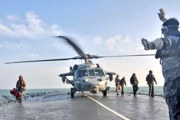 OPERASI MENCARI DAN MENYELAMAT: Helikopter Tentera Laut AS dari kapal USS America mendarat di kapal Frigat 20 KD Lekiu Tentera Laut Diraja Malaysia semasa operasi mencari dan menyelamat berjalan bagi mangsa kapal USS John S. McCain. - Foto TENTERA LAUT DIRAJA MALAYSIA