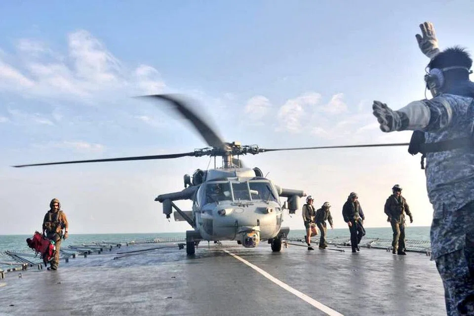 OPERASI MENCARI DAN MENYELAMAT: Helikopter Tentera Laut AS dari kapal USS America mendarat di kapal Frigat 20 KD Lekiu Tentera Laut Diraja Malaysia semasa operasi mencari dan menyelamat berjalan bagi mangsa kapal USS John S. McCain. - Foto TENTERA LAUT DIRAJA MALAYSIA