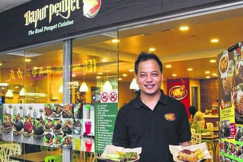 TIDAK BIMBANG BERSAING: Encik Edy Ongkowijaya di depan restorannya, Dapur Penyet, di City Plaza, Geylang, yang berkonsep kaunter makanan segera. - Foto-foto RAFEYAH ABDUL RAHMAN