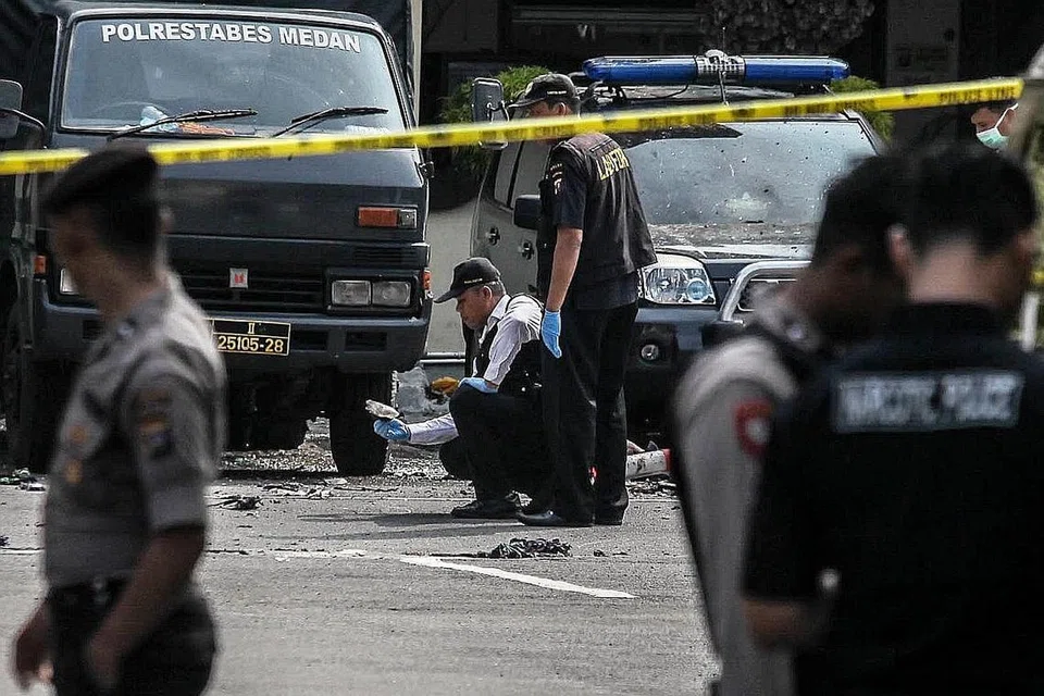 SERANGAN GANAS: Pegawai polis Indonesia memeriksa tapak serangan pengebom nekad ke atas sebuah markas polis di Medan. Penyerang terbunuh dan enam orang, termasuk lima pegawai polis, cedera ringan dalam letupan di tempat letak kereta di balai polis bandar Medan pada November 2019. - Foto ZUMA WIRE 