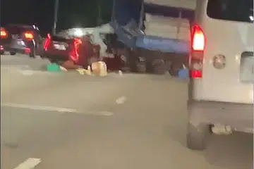 MALANG TAK BERBAU:  Nahas jalan raya melibatkan sebuah teksi dan lori di CTE pada Isnin menyebabkan empat orang cedera dan telah dikejarkan ke hospital.
