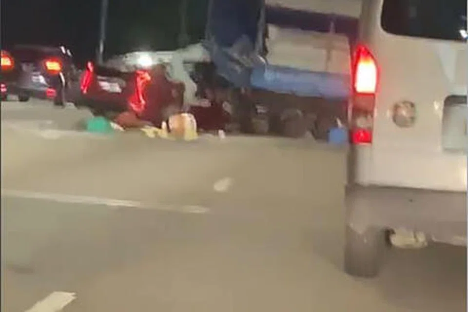 MALANG TAK BERBAU:  Nahas jalan raya melibatkan sebuah teksi dan lori di CTE pada Isnin menyebabkan empat orang cedera dan telah dikejarkan ke hospital.