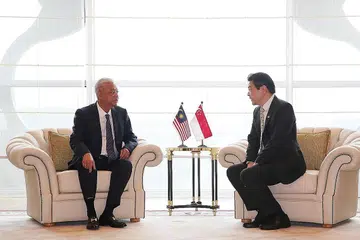KERJASAMA MELUAS KEDEDUA NEGARA: Encik Wong (kanan), yang kini mengadakan lawatan rasmi ke Malaysia, dan Datuk Seri Ismail mengesahkan lagi kerjasama meluas antara Malaysia dengan Singapura dalam pertemuan mereka semalam. - Foto MCI