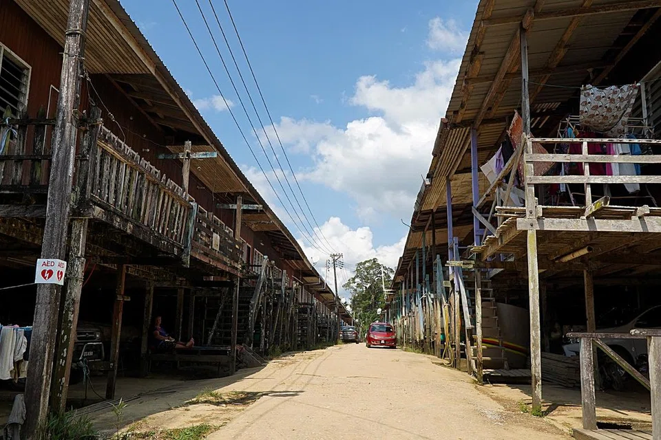 Rumah panjang masyarakat Iban yang terletak di Miri, Sarawak. 