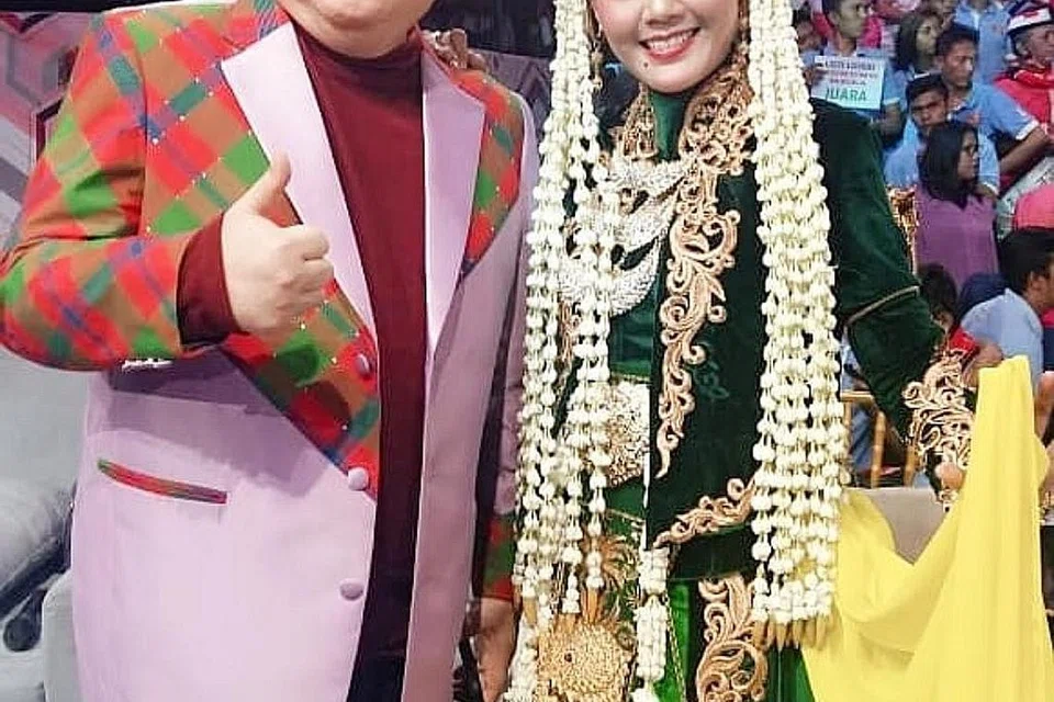 RAPAT: Allahyarham Pak Ngah dan Rosalina menjayakan Dangdut Akademi Asia terbitan televisyen Indonesia, Indosiar bersama Pak Ngah sepanjang tiga musim sebagai juruulas dan juri. - Foto INSTAGRAM ROSALINA MUSA 