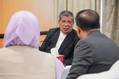 USAHAKAN PENYELESAIAN: Menteri Pertanian dan Keterjaminan Makanan Malaysia, Datuk Seri Mohamad Sabu, menggariskan beberapa cadangan untuk menangani isu kekurangan bekalan beras tempatan di pasaran. 
