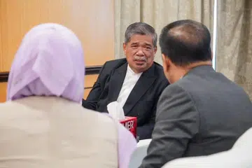 USAHAKAN PENYELESAIAN: Menteri Pertanian dan Keterjaminan Makanan Malaysia, Datuk Seri Mohamad Sabu, menggariskan beberapa cadangan untuk menangani isu kekurangan bekalan beras tempatan di pasaran. 
