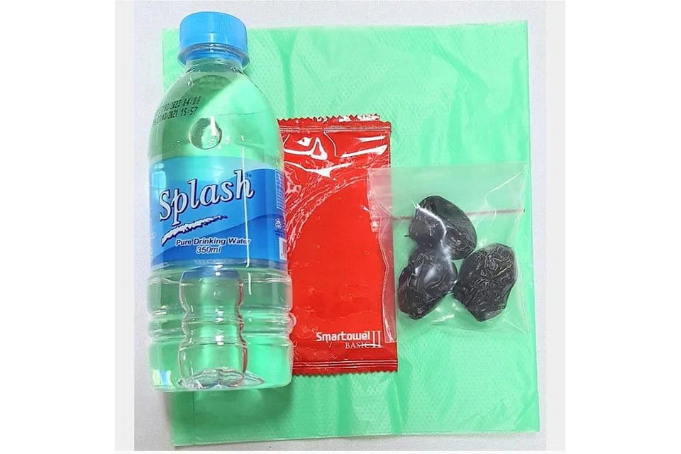 BAGI KEMUDAHAN JEMAAH: 'Pek Buka Puasa', berisi tiga kurma ajwa, sebotol air mineral (350ml) dan tisu basah, diberikan kepada jemaah yang bersolat maghrib di MAKM.