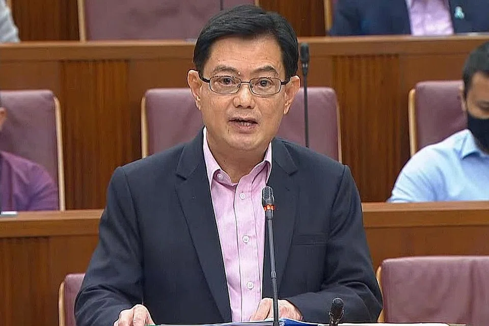 JELASKAN: Encik Ong Ye Kung dan Timbalan Perdana Menteri, Encik Heng Swee Keat (atas) jelaskan tentang Ceca. Encik Heng jelaskan bahawa pergerakan individu merupakan satu bab penting dalam Ceca tetapi ia tidak digunakan sebagai cip tawar-menawar untuk tukar beli apa saja benda lain yang diperolehi. - Foto MCI