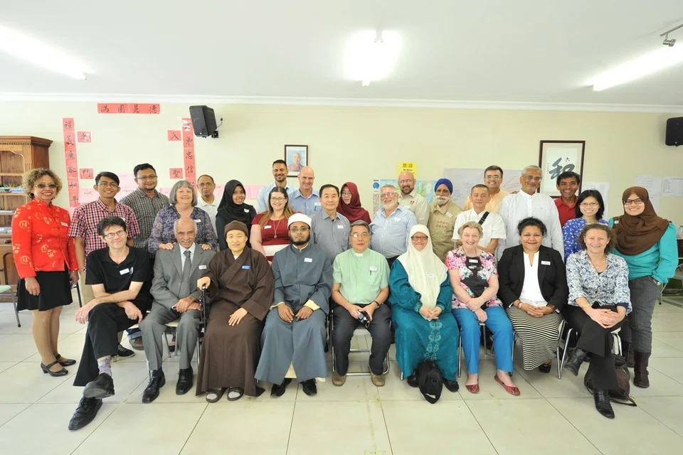 Cik Ramilah Tohid (duduk, empat dari kanan) menyertai rombongan Pusat Harmoni melawat Toowoomba, Queensland, Australia pada 2015.