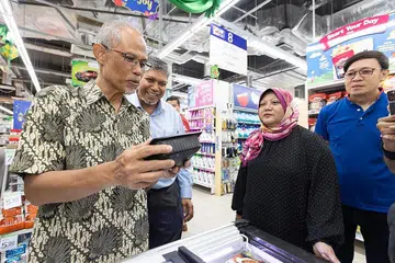 PILIHAN LUAS: Encik Masagos Zulkifli (paling kiri) meninjau antara 9,500 produk halal di pasar raya FairPrice, termasuk produk beku dan segar. Bersama beliau ialah (dari kiri) Pengurus penjualan dan pemasaran As-Sufi, Encik Abdul Rahman; Timbalan CEO Mendaki, Cik Zulaiha Yusuf; dan Pengurus Kategori Kumpulan FairPrice, Encik Wong Kee Hoong. - Foto ZAOBAO