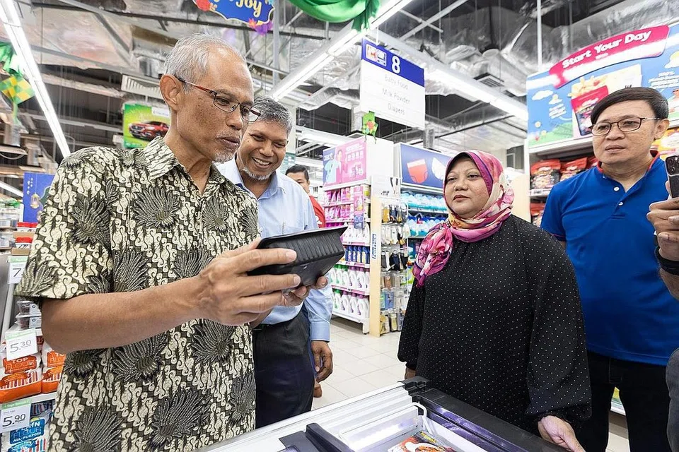 PILIHAN LUAS: Encik Masagos Zulkifli (paling kiri) meninjau antara 9,500 produk halal di pasar raya FairPrice, termasuk produk beku dan segar. Bersama beliau ialah (dari kiri) Pengurus penjualan dan pemasaran As-Sufi, Encik Abdul Rahman; Timbalan CEO Mendaki, Cik Zulaiha Yusuf; dan Pengurus Kategori Kumpulan FairPrice, Encik Wong Kee Hoong. - Foto ZAOBAO