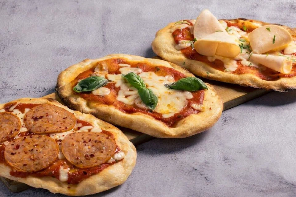 Antara yang jadi perhatian termasuk (dari kiri) piza ayam perisa pedas, ‘Diavola Spicy Chicken Salami’, $17.20; ‘Classic Margherita’, $13.50 dan ‘Classic Tomato Base bersama Turkey Ham’, $13.90. 