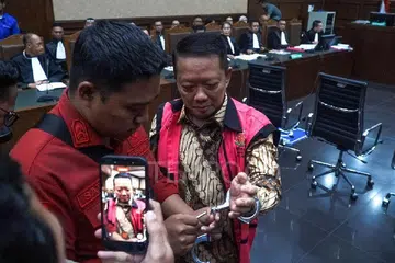 Bekas Timbalan Peguam Negara bagi Jenayah Khas, Encik Febrie Adriansyah, tiba bagi perbicaraan pertama di Mahkamah Tindak Pidana Korupsi di Jakarta pada 7 Oktober 2026. Beliau bersama Encik Don Ritto dan Encik Nurman Herin menghadiri prosiding pembacaan pertuduhan berhubung dakwaan pemerasan dan pengubahan wang haram.