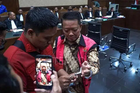 Bekas Timbalan Peguam Negara bagi Jenayah Khas, Encik Febrie Adriansyah, tiba bagi perbicaraan pertama di Mahkamah Tindak Pidana Korupsi di Jakarta pada 7 Oktober 2026. Beliau bersama Encik Don Ritto dan Encik Nurman Herin menghadiri prosiding pembacaan pertuduhan berhubung dakwaan pemerasan dan pengubahan wang haram.