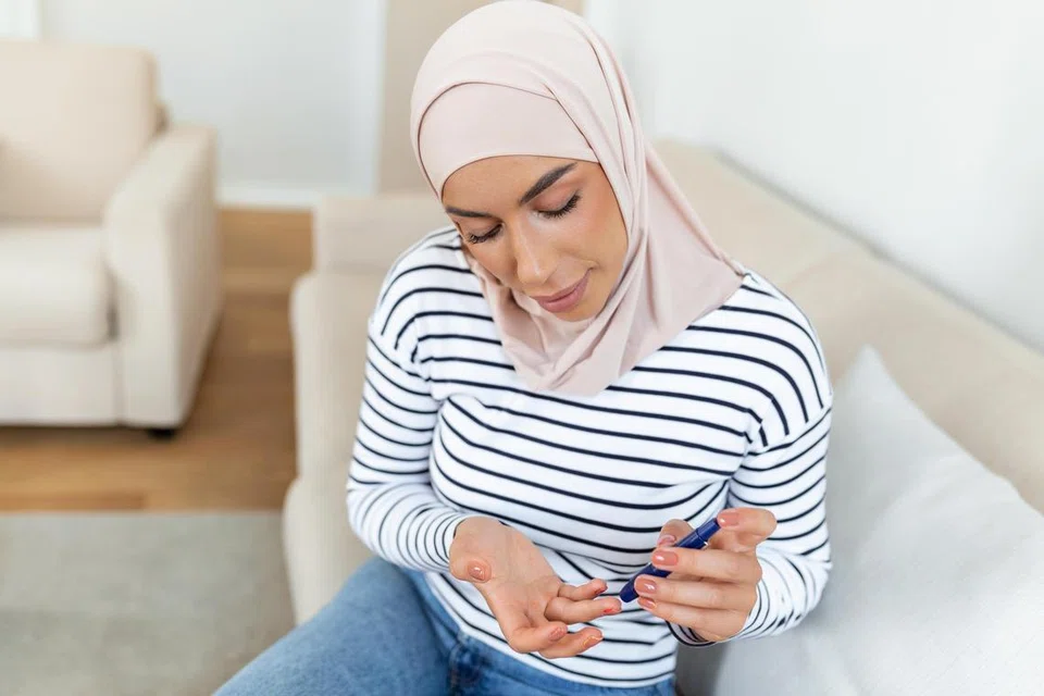 Pesakit diabetes lakukan pemantauan bacaan glukosa di rumah. Silap jika menyangka diabetes hanya dihidapi golongan berusia atau individu yang mempunyai masalah obesiti. Golongan muda juga tidak terkecuali menghidap diabetes. 