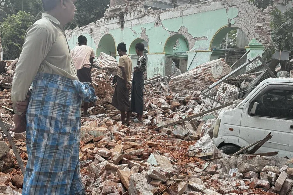 Salah sebuah daripada kira-kira 60 masjid yang dilaporkan musnah dalam gempa bumi yang melanda Myanmar pada 28 Mac.