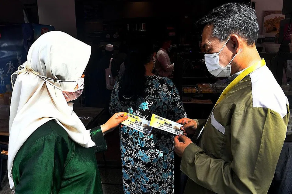 INISIATIF INOVATIF: Masjid Sultan memberi dua kupon iftar bernilai $6 sekeping kepada jemaah yang menempah tempat untuk solat berjemaah di masjid itu sepanjang Ramadan ini. Kupon itu boleh digunakan untuk membeli makanan di 10 restoran di sekitar Kampong Glam. - Foto BH oleh MOHD KHALID BABA