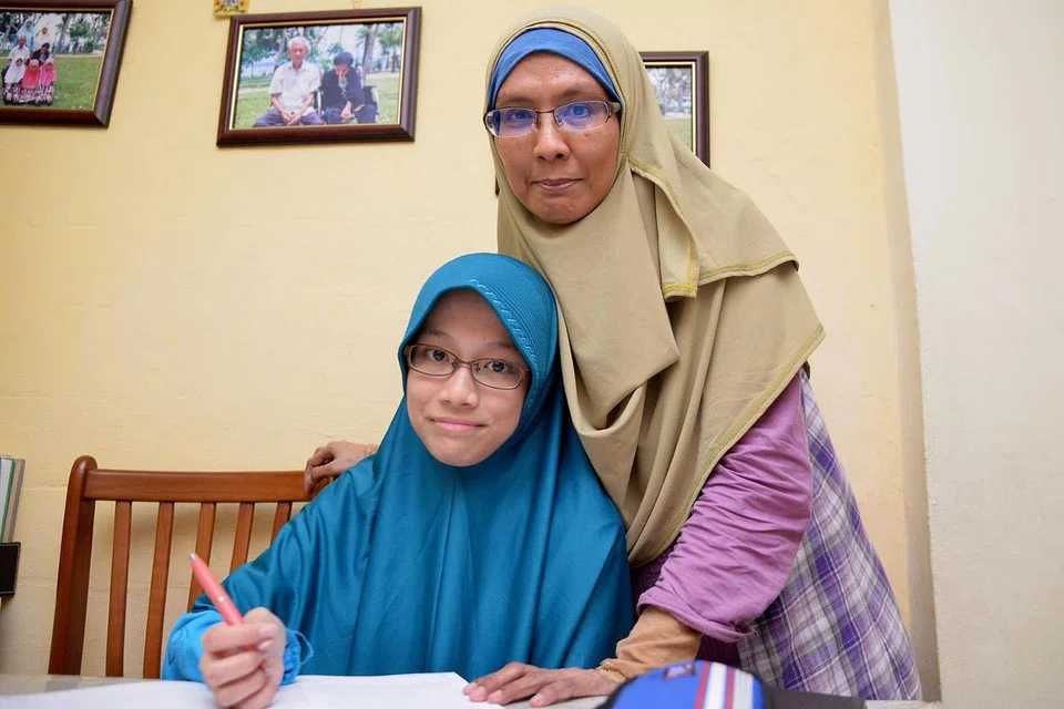 MERAIH MANFAAT: Skim Skim Anak Angkat Pelajar Madrasah membantu membayar yuran sekolah bulanan Sakinah Abdul Mutalib, sekali gus meringakan beban kewangan yang dipikul ibunya, Cik Norhayati Ali. - Foto SHAKIR SAIFUDDIN