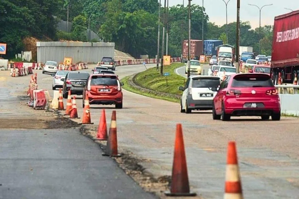 Laluan Lebuh Raya Pasir Gudang dari Jambatan Masai menuju ke arah persimpangan Taman Bukit Dahlia,  Pasir Gudang, yang dijangka siap pada November 2026.