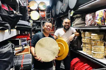 TIDAK PUDAR: Penggerak Nadi Singapura (dari kiri) Encik Yaziz Hassan dan Encik Riduan Zalani beralih dari menyajikan muzikal gah, Fatih - The Prince and The Drum kepada persembahan tentang Kampong Berani di pesta seni Aliwal Arts Night Crawl Sabtu ini. - Foto BH oleh HARYANI ISMAIL