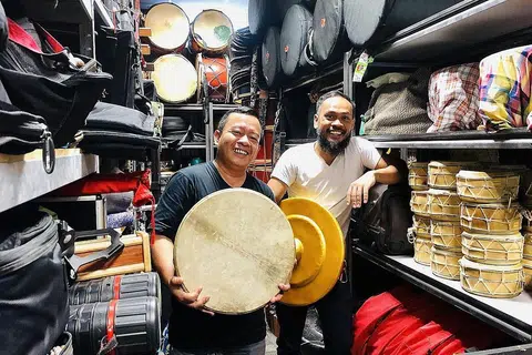 TIDAK PUDAR: Penggerak Nadi Singapura (dari kiri) Encik Yaziz Hassan dan Encik Riduan Zalani beralih dari menyajikan muzikal gah, Fatih - The Prince and The Drum kepada persembahan tentang Kampong Berani di pesta seni Aliwal Arts Night Crawl Sabtu ini. - Foto BH oleh HARYANI ISMAIL