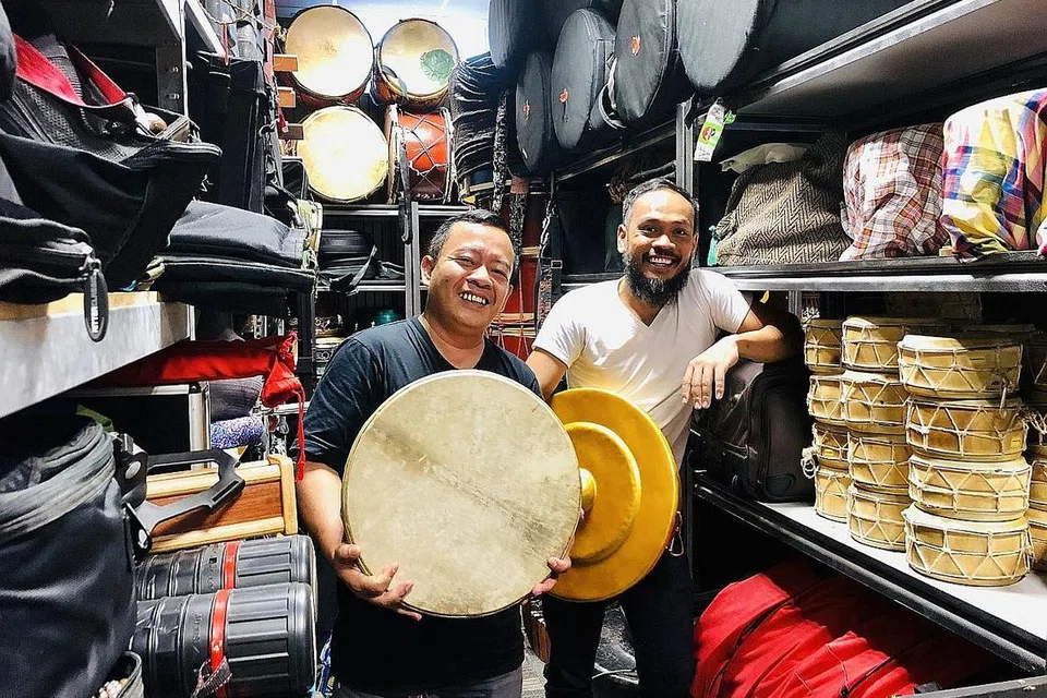 TIDAK PUDAR: Penggerak Nadi Singapura (dari kiri) Encik Yaziz Hassan dan Encik Riduan Zalani beralih dari menyajikan muzikal gah, Fatih - The Prince and The Drum kepada persembahan tentang Kampong Berani di pesta seni Aliwal Arts Night Crawl Sabtu ini. - Foto BH oleh HARYANI ISMAIL