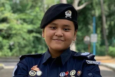CEKAP BERTINDAK PANTAS: Diniy Qurratulaini tidak panik, malah bertindak pantas membantu mangsa perlanggaran dengan membuat bantuan pernafasan kecemasan (CPR) sehingga mangsa tersedar. - Foto FACEBOOK/ SCDF