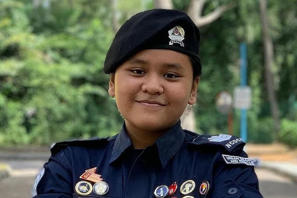 CEKAP BERTINDAK PANTAS: Diniy Qurratulaini tidak panik, malah bertindak pantas membantu mangsa perlanggaran dengan membuat bantuan pernafasan kecemasan (CPR) sehingga mangsa tersedar. - Foto FACEBOOK/ SCDF