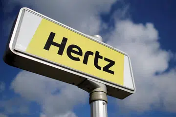 JEJAS PEKERJA: Logo syarikat sewa kereta Amerika Syarikat, Hertz, yang dilihat di lapangan terbang Nantes-Atlantique, Bouguenais dekat Nantes, barat Perancis. Syarikat ini sedang berunding bagi menyusun semula kewangannya setelah industri sewa kereta terjejas teruk akibat penularan koronavirus yang melanda seluruh dunia.