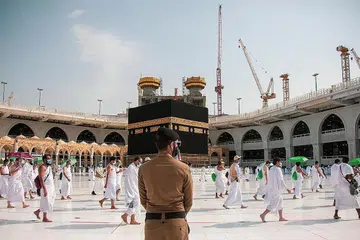 JARAK SELAMAT: Jemaah mengamalkan jarak selamat sewaktu melakukan tawaf kelmarin. Kerajaan Arab Saudi semalam mengumumkan bahawa sejauh ini tidak ada jemaah yang menunaikan haji yang terjejas dengan wabak koronavirus. - Foto EPA-EFE