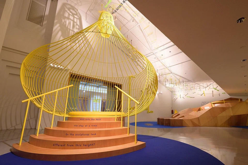 ARCA INTERAKTIF: Orang ramai digalak untuk meneroka saiz, bentuk dan warna arca untuk merangsang deria mereka. - Foto GALERI NASIONAL SINGAPURA