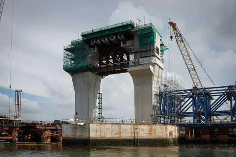 PEMBINAAN STRUKTUR: ‘Drop-In Span’, struktur konkrit, sepanjang 17.1 meter dan seberat sekitar 340 tan, menandakan titik pertengahan jejambat kereta api Laluan Sistem Transit Laju (RTS Link), yang menghubungkan Tambangan 47 di Malaysia dan Tambangan 48 di Singapura.